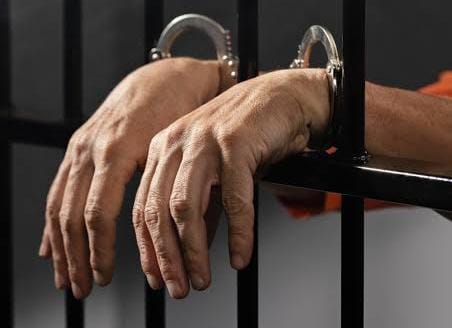 Homem é preso após agredir e ameaçar vendedor em Cruzeiro do Sul