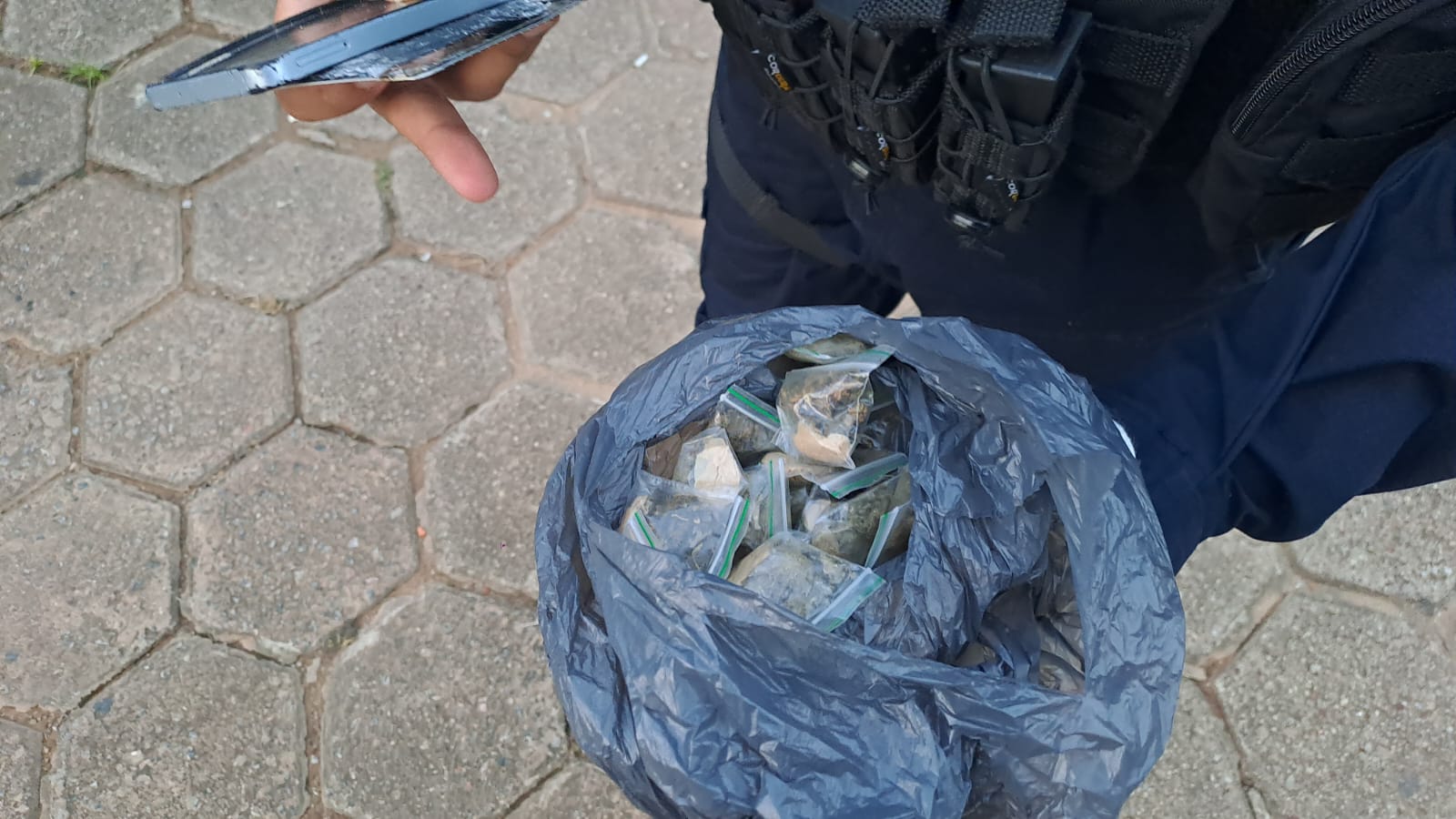 Curativo escondia 19 porções de skank e homem de 24 anos é preso na Baixada da Sobral Curativo escondia 19 porções de skank e homem de 24 anos é preso na Baixada da Sobral