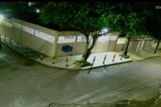 Câmera flagra tentativa de assalto a entregador em Rio Branco Câmera flagra tentativa de assalto a entregador em Rio Branco