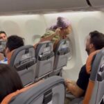 Wanderley Andrade faz apresentação surpresa e canta com passageiros dentro de avião