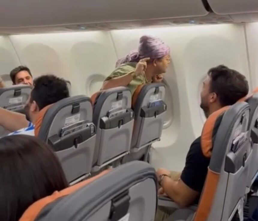 Wanderley Andrade faz apresentação surpresa e canta com passageiros dentro de avião