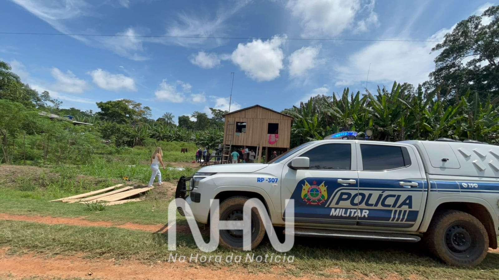 Idoso de 77 anos morre eletrocutado enquanto transportava madeira em área rural de Rio Branco Idoso de 77 anos morre eletrocutado enquanto transportava madeira em área rural de Rio Branco