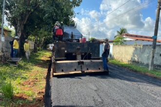 Rua João Paulo VI recebe asfalto no bairro Jardim Botânico em Senador Guiomard