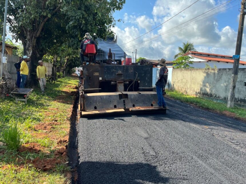 Rua João Paulo VI recebe asfalto no bairro Jardim Botânico em Senador Guiomard