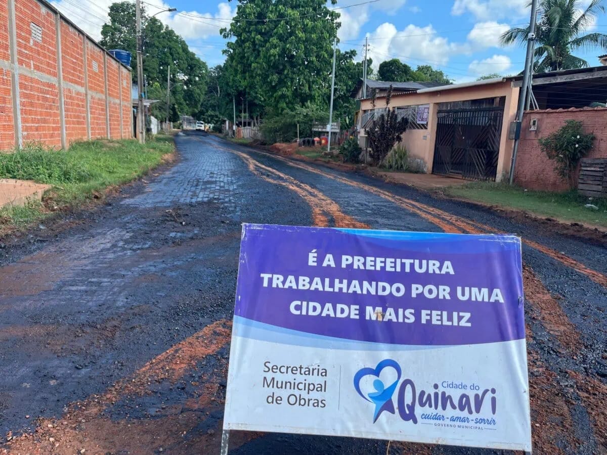 Rua João Paulo VI recebe asfalto no bairro Jardim Botânico em Senador Guiomard