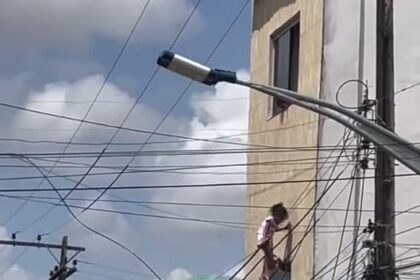 Policial salva criança que caiu do segundo andar e ficou presa em fiação em Alagoas