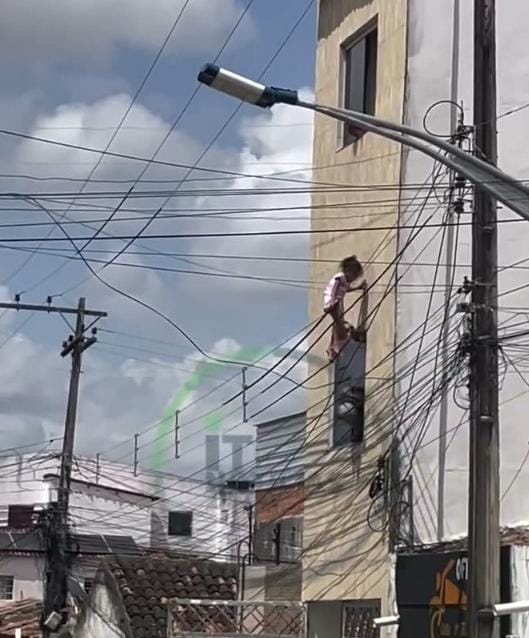 Policial salva criança que caiu do segundo andar e ficou presa em fiação em Alagoas