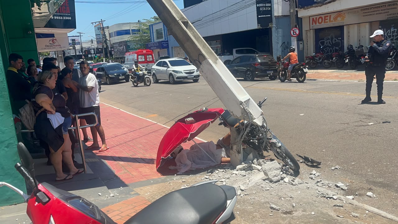 Motociclista morre após ser fechado por carro e bater em poste na Avenida Getúlio Vargas, em Rio Branco