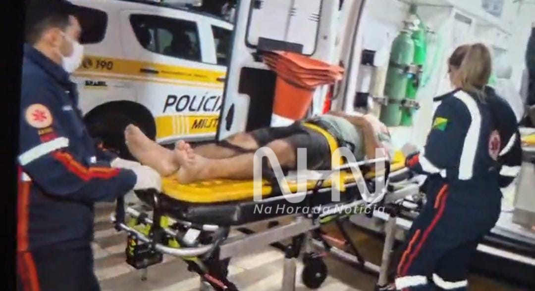 Colisão entre carros termina com veículos incendiados e dois motoristas feridos na BR-317, no Acre