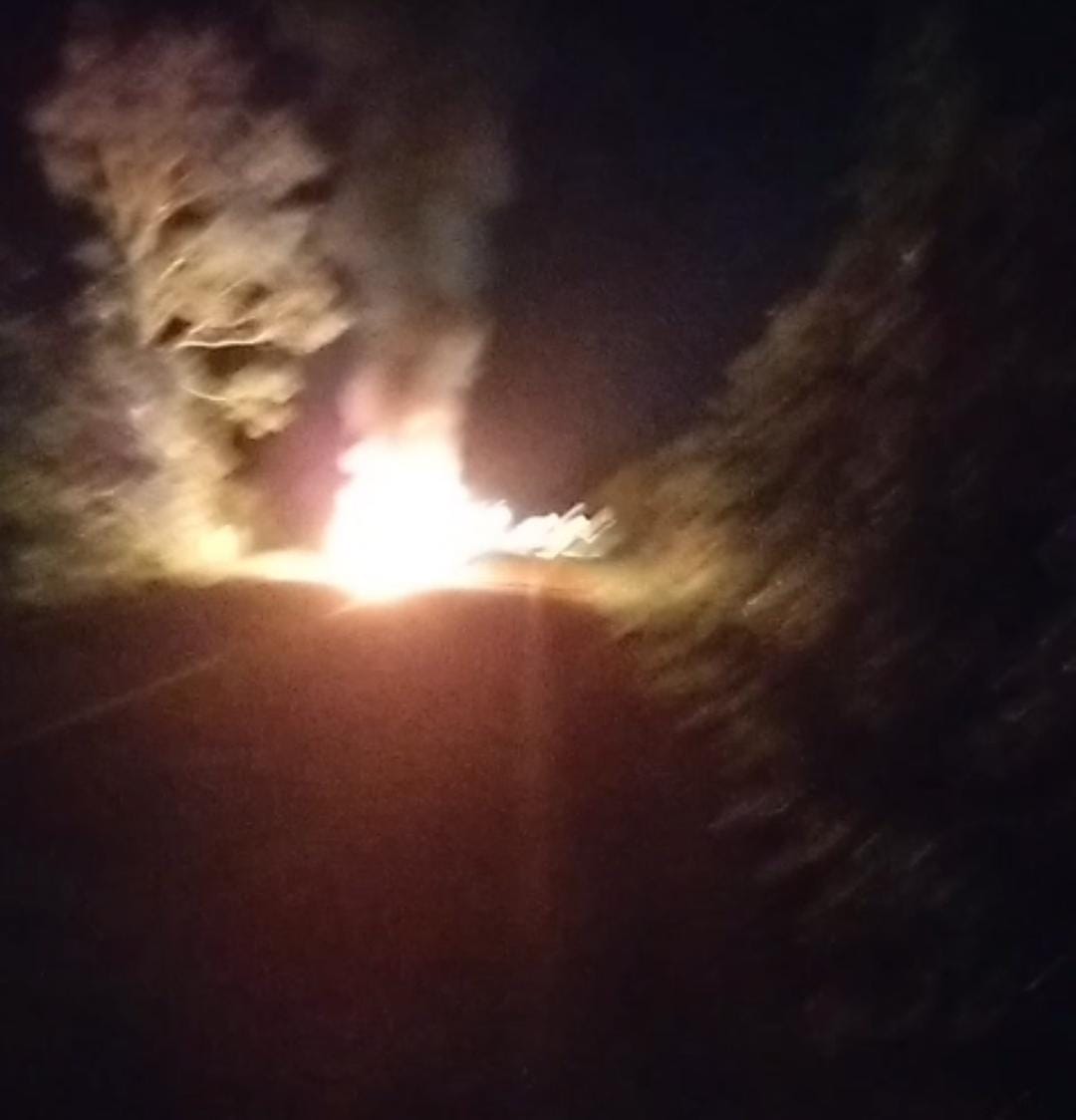 Colisão entre carros termina com veículos incendiados e dois motoristas feridos na BR-317, no Acre