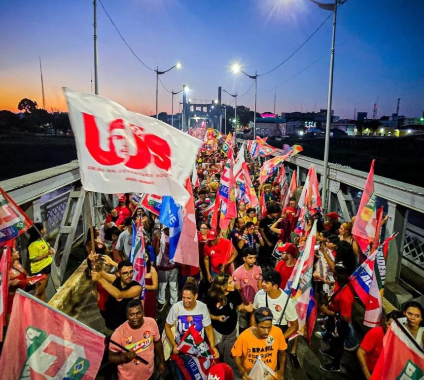 Com multidão estimada em mais de 10 mil, PT do Acre faz maior ato orgânico em apoio à reeleição de Lula Com multidão estimada em mais de 10 mil, PT do Acre faz maior ato orgânico em apoio à reeleição de Lula