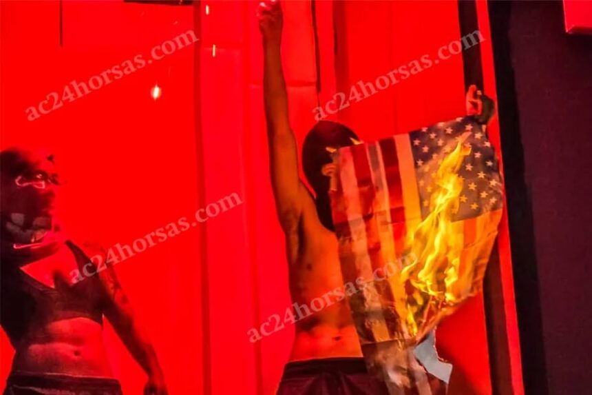 Apoiadores de Lula queimam bandeira dos EUA durante ato em Rio Branco Apoiadores de Lula queimam bandeira dos EUA durante ato em Rio Branco