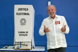 Lula vota em São Bernardo e diz: Lula vota em São Bernardo e diz: