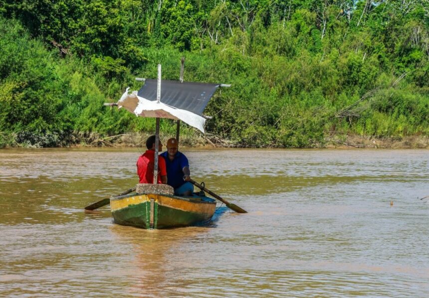 Atravessando o Rio Acre de catraia: o esforço de quem não deixa de votar