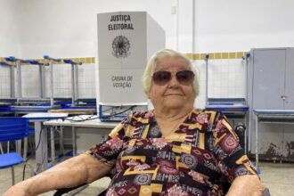 Aos 93 anos, eleitora de Natal faz questão de ir às urnas: Aos 93 anos, eleitora de Natal faz questão de ir às urnas: