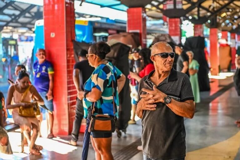 Terminal de Rio Branco tem movimento intenso com ônibus gratuitos no dia da eleição