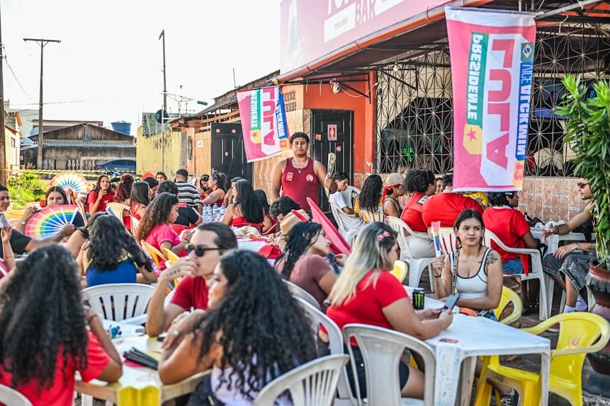 Em Rio Branco, militantes lotam bar e vivem misto de ansiedade e confiança com adiamento da apuração Em Rio Branco, militantes lotam bar e vivem misto de ansiedade e confiança com adiamento da apuração
