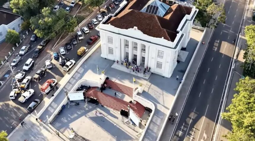Telões no Palácio Rio Branco reúnem apoiadores para acompanhar apuração no Acre