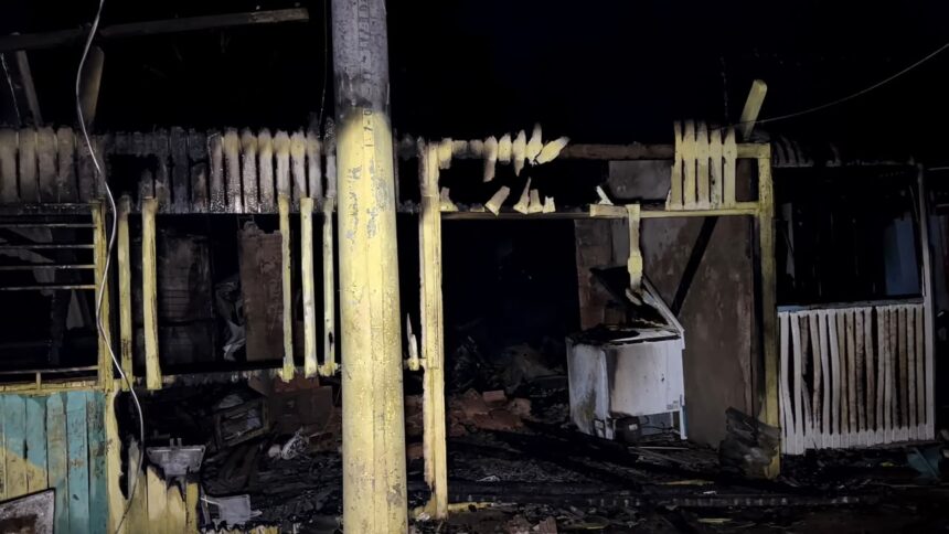 Incêndio destrói três casas no Papoco, deixa famílias sem nada e mobiliza pedido de ajuda em Rio Branco Incêndio destrói três casas no Papoco, deixa famílias sem nada e mobiliza pedido de ajuda em Rio Branco
