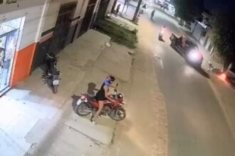 Motociclista fica ferida após colisão com caminhonete em rua de Tarauacá