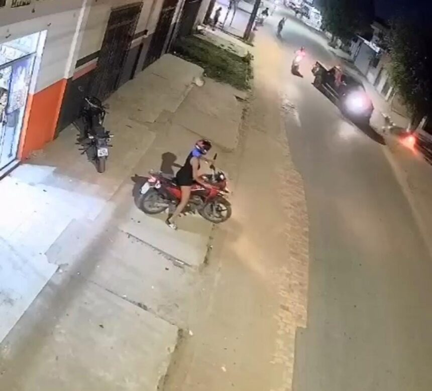 Motociclista fica ferida após colisão com caminhonete em rua de Tarauacá