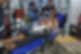 Jovem é agredido com capacetadas, socos e chutes por dupla em motocicleta em Rio Branco Jovem é agredido com capacetadas, socos e chutes por dupla em motocicleta em Rio Branco