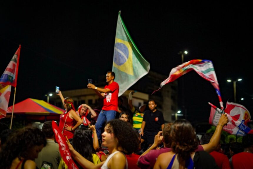Cruzeiro do Sul celebra vitória de Lula nas ruas do centro Cruzeiro do Sul celebra vitória de Lula nas ruas do centro