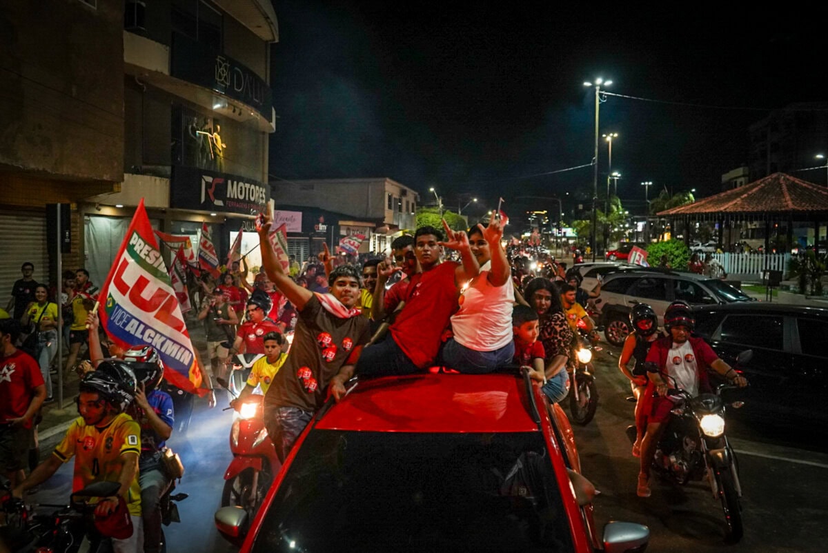 Cruzeiro do Sul celebra vitória de Lula nas ruas do centro Cruzeiro do Sul celebra vitória de Lula nas ruas do centro