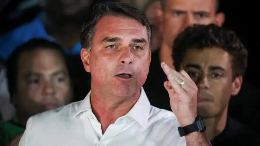 Flávio Bolsonaro fica sem cargo público pela primeira vez em 24 anos Flávio Bolsonaro fica sem cargo público pela primeira vez em 24 anos