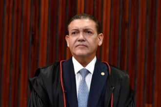 TSE desmente alegação de Flávio Bolsonaro sobre fiscais na sala-cofre TSE desmente alegação de Flávio Bolsonaro sobre fiscais na sala-cofre