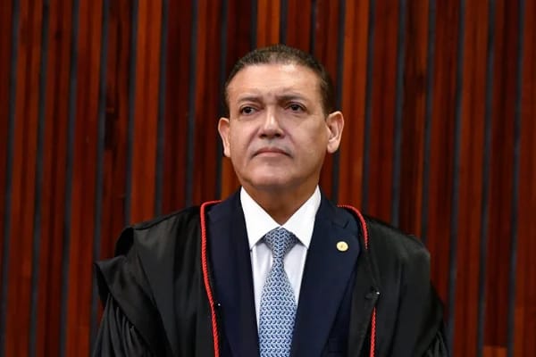 TSE desmente alegação de Flávio Bolsonaro sobre fiscais na sala-cofre TSE desmente alegação de Flávio Bolsonaro sobre fiscais na sala-cofre