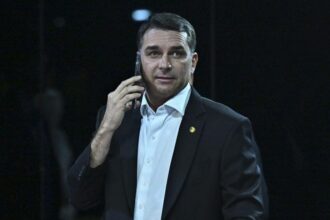 Flávio Bolsonaro desiste de pedir anulação da eleição e muda estratégia jurídica Flávio Bolsonaro desiste de pedir anulação da eleição e muda estratégia jurídica