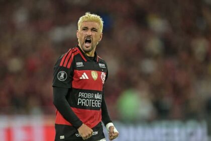 Flamengo vence Atlético-MG com pênalti polêmico no fim e retoma liderança do Brasileirão Flamengo vence Atlético-MG com pênalti polêmico no fim e retoma liderança do Brasileirão