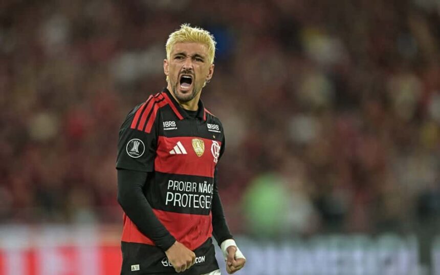 Flamengo vence Atlético-MG com pênalti polêmico no fim e retoma liderança do Brasileirão