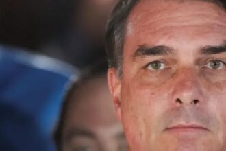 Flávio Bolsonaro vira e vence Lula na votação da Papudinha no segundo turno