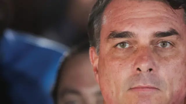 Flávio Bolsonaro vira e vence Lula na votação da Papudinha no segundo turno