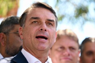 PL reconhece resultado das urnas e Flávio Bolsonaro anuncia liderança da oposição no Congresso