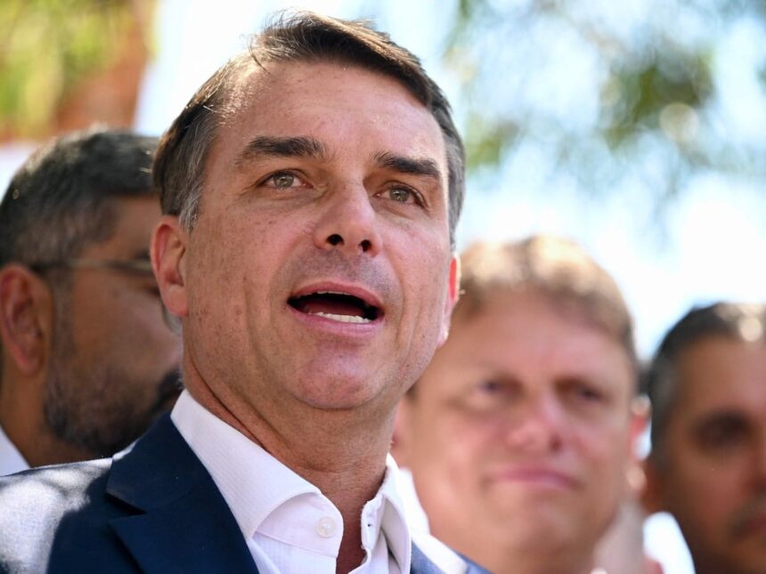 PL reconhece resultado das urnas e Flávio Bolsonaro anuncia liderança da oposição no Congresso