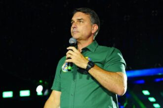 Site argentino diz que Flávio Bolsonaro teria saído do país; aliados negam e PF verifica informação Site argentino diz que Flávio Bolsonaro teria saído do país; aliados negam e PF verifica informação