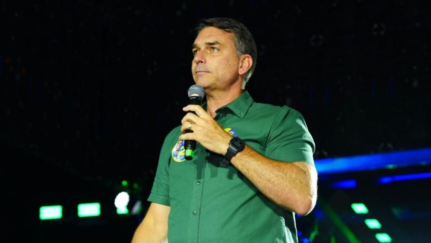 Site argentino diz que Flávio Bolsonaro teria saído do país; aliados negam e PF verifica informação