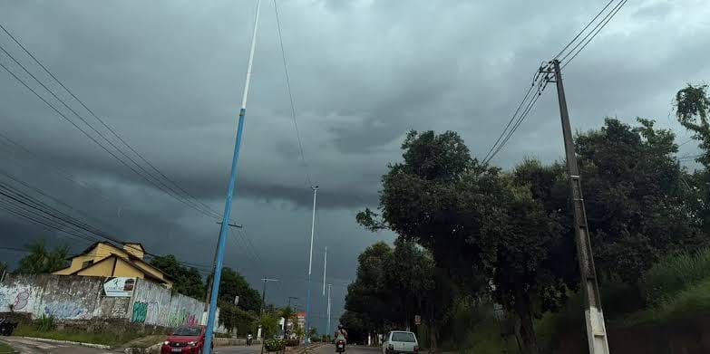 Inmet alerta para chuva forte e ventos de até 60 km/h no Acre nesta terça-feira