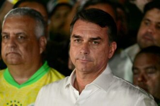 Flávio Bolsonaro segue em voo rumo aos Estados Unidos, confirmam fontes