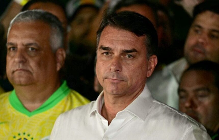 Flávio Bolsonaro segue em voo rumo aos Estados Unidos, confirmam fontes Flávio Bolsonaro segue em voo rumo aos Estados Unidos, confirmam fontes