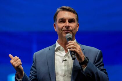 Reuters confirma: Flávio Bolsonaro está nos Estados Unidos após descumprir ordem de Moraes Reuters confirma: Flávio Bolsonaro está nos Estados Unidos após descumprir ordem de Moraes