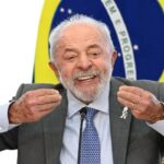 Lula classifica saída de Flávio Bolsonaro do Brasil como 