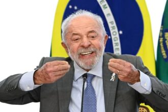 Lula classifica saída de Flávio Bolsonaro do Brasil como Lula classifica saída de Flávio Bolsonaro do Brasil como