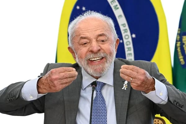 Lula classifica saída de Flávio Bolsonaro do Brasil como Lula classifica saída de Flávio Bolsonaro do Brasil como