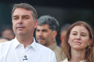 EUA confirmam emissão de vistos para Flávio Bolsonaro e família após saída do Brasil EUA confirmam emissão de vistos para Flávio Bolsonaro e família após saída do Brasil