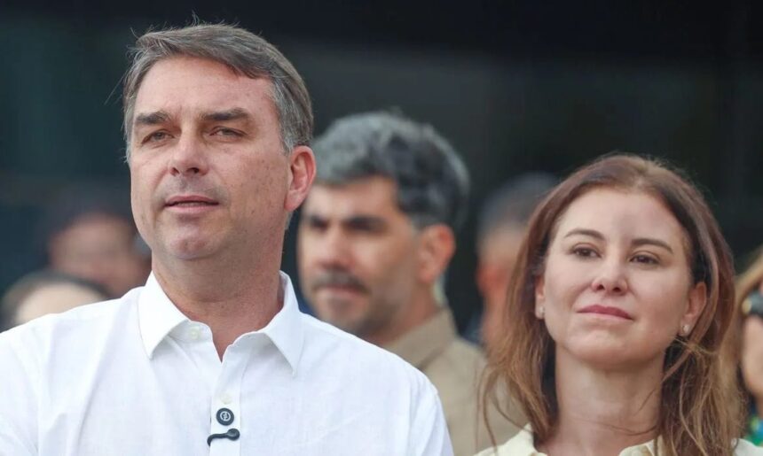 EUA confirmam emissão de vistos para Flávio Bolsonaro e família após saída do Brasil EUA confirmam emissão de vistos para Flávio Bolsonaro e família após saída do Brasil