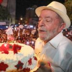 Apoiadores cantam parabéns para Lula, que celebra 81 anos e agradece: 